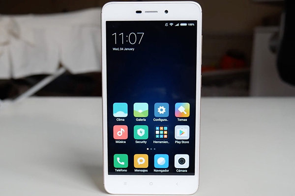 белый Xiaomi Redmi 4a, обзор бюджетника Redmi 4a